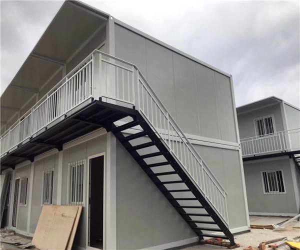 集成房屋是屬于長(zhǎng)久性的住宅，使用壽命應(yīng)該在70年以上，再者就是輕鋼集成房屋結(jié)構(gòu)特別的穩(wěn)定